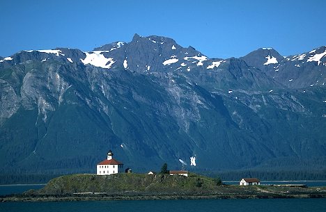 Los paisajes en Alaska son de una belleza sobrecogedora... ¿Se han fijado en el pequeño faro sobre la isla en primer plano? Asi es Alaska... llena de detalles... ALASKA LANDSCAPES CRUISES LUXURY TRAVEL